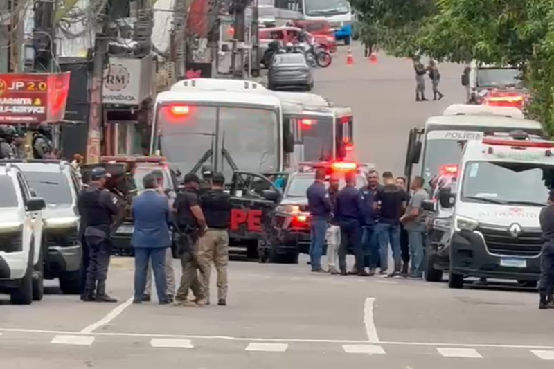 Após fuga de policiais, operação transfere presos ao novo presídio da PM no AM Após fuga de policiais, operação transfere presos ao novo presídio da PM no AM