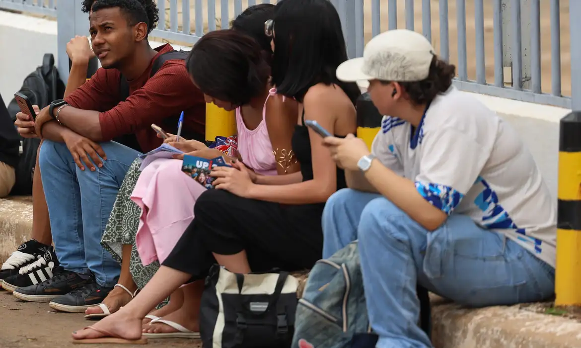 82% das pessoas acima de 14 anos no Brasil têm algum rendimento; 11% recebem programas sociais 82% das pessoas acima de 14 anos no Brasil têm algum rendimento; 11% recebem programas sociais