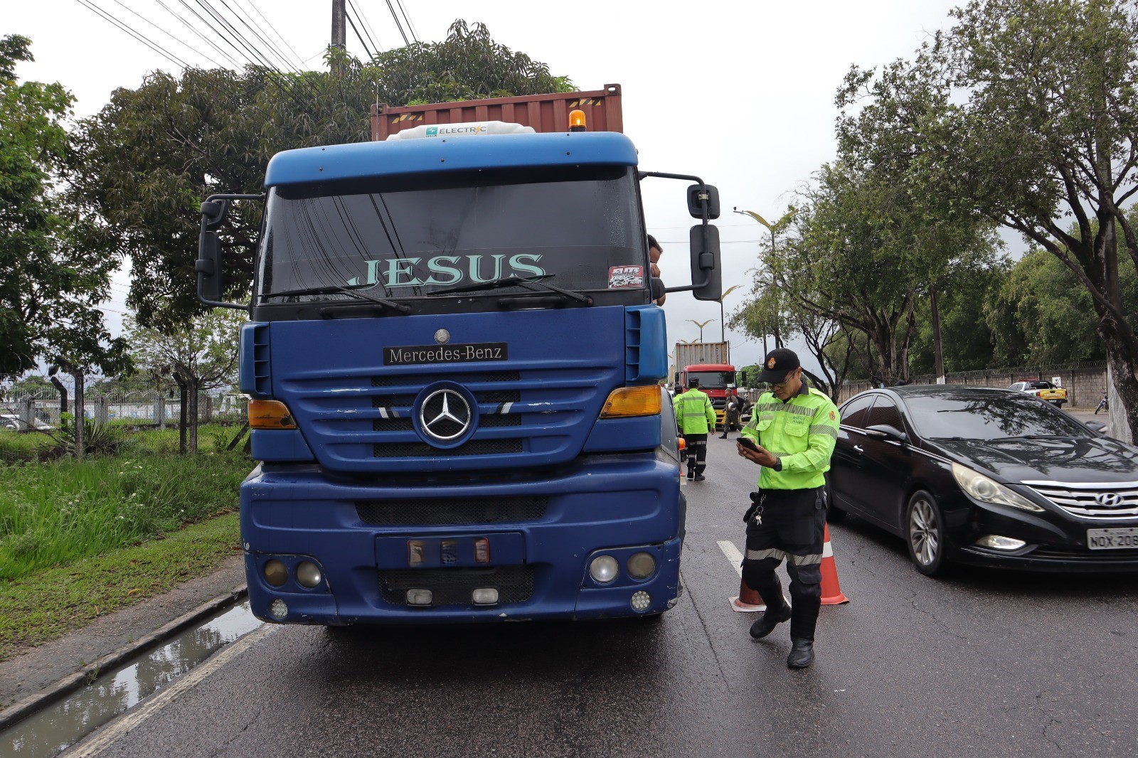 Manaus reforça prevenção de acidentes com operação voltada a caminhões e carretas na zona Sul Manaus reforça prevenção de acidentes com operação voltada a caminhões e carretas na zona Sul