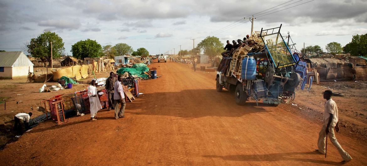 Refugiados sudaneses fogem para o Sudão do Sul em meio à crise alimentar