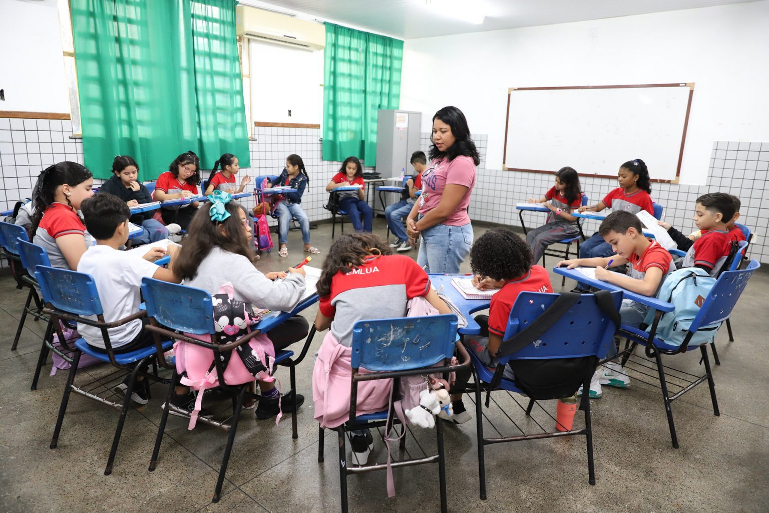 Seis mil servidores da educação municipal de Manaus terão progressões funcionais pagas em 2026