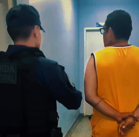 Homem é preso após ser flagrado com entorpecente e mandado de prisão em aberto