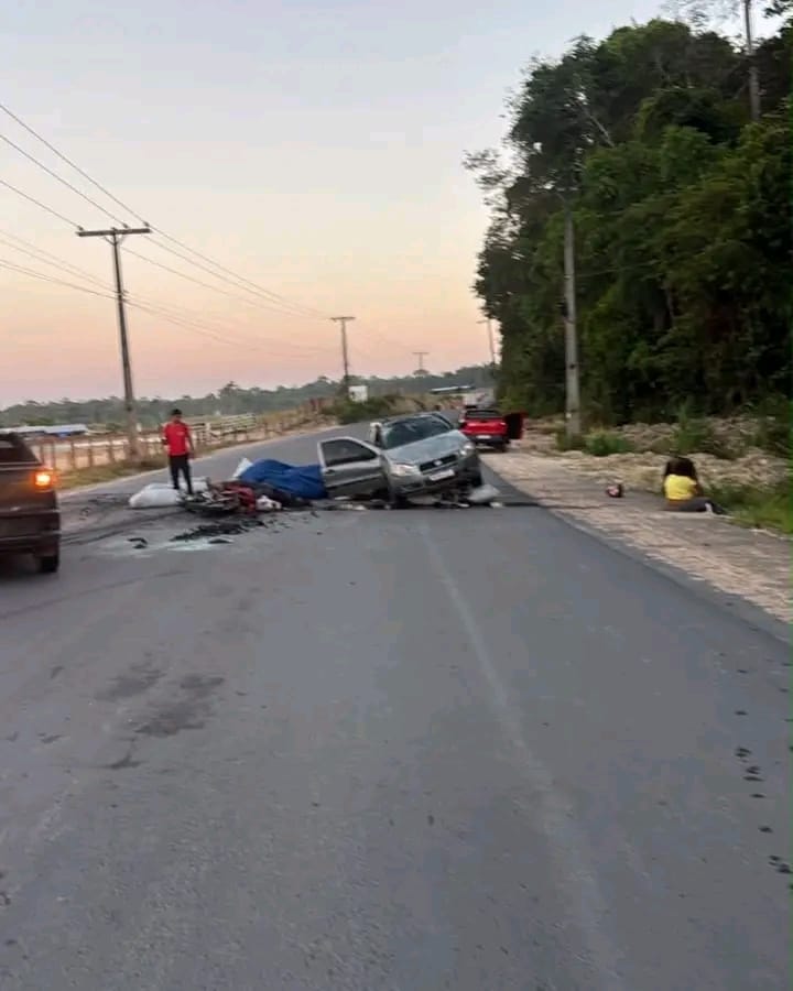 Motociclista morre após colidir com picape carregada de carvão na AM-010