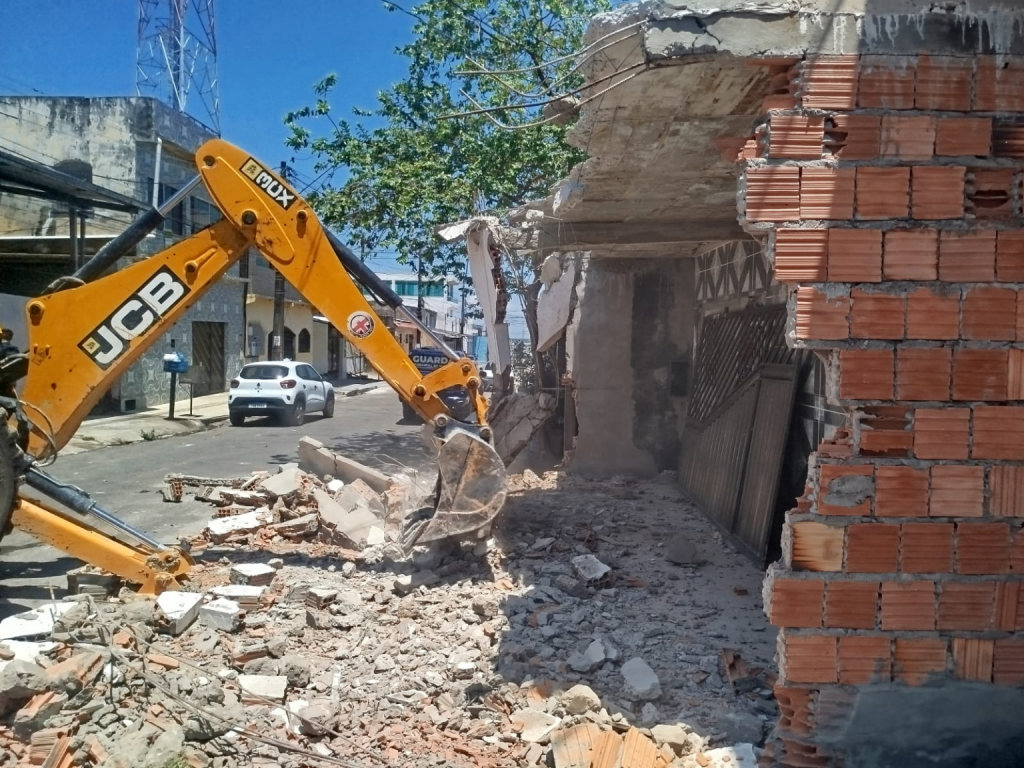 Construção irregular que ocupava calçada no Armando Mendes é demolida em Manaus
