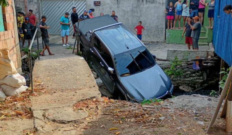 Motorista perde o controle, atinge carros estacionados e cai em igarapé em Manaus