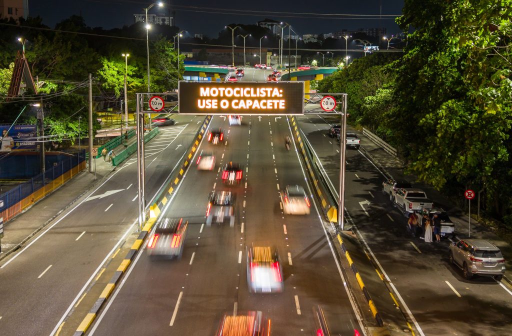 Manaus instala primeiro Painel de Mensagem Variável para orientar motoristas em tempo real