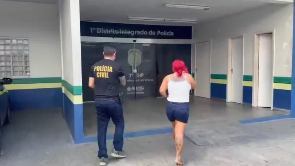Mulher é presa suspeita de falsificar documentos para contratar serviços em Manaus